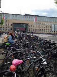 Köln Üniversitesinde bisiklet park yeri...