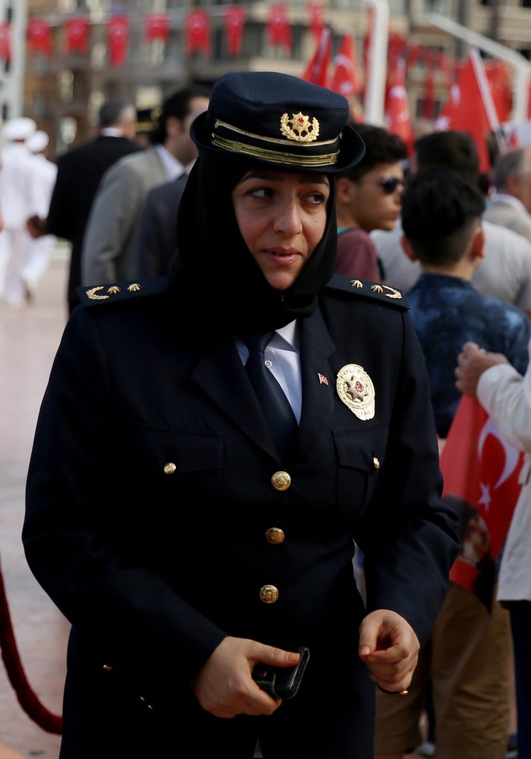 Türbanlı Kadın Polisler Ya Da Yeni Başlayanlar Için Laiklik Qolumnist Türbanlı Kadın Polisler Ya Da Yeni Başlayanlar Için Laiklik Qolumnist