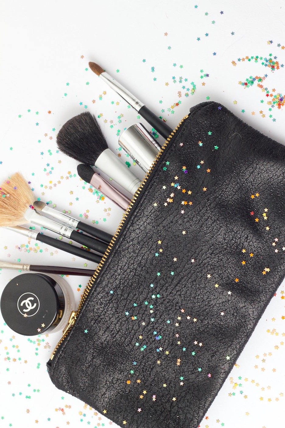 Essential Items Every Woman Should Have in Her Purse – QOLUMNIST