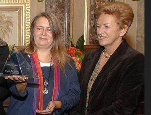 Alexandra Bader mit Bundesministerin Maria Rauch-Kallat bei der Verleihung der Medienlöwin 2007